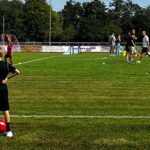 Großer Bruder schaut kleinem Bruder beim Fussball zu