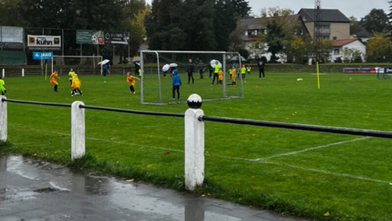 Fußballspiele bei Regenwetter: Tipps und Empfehlungen für Kinder und Soccer Moms